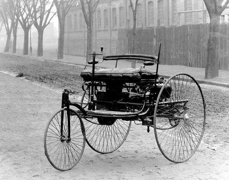 O primeiro automóvel do mundo, o Benz Patent-Motorwagen de 1886, não tinha volante.