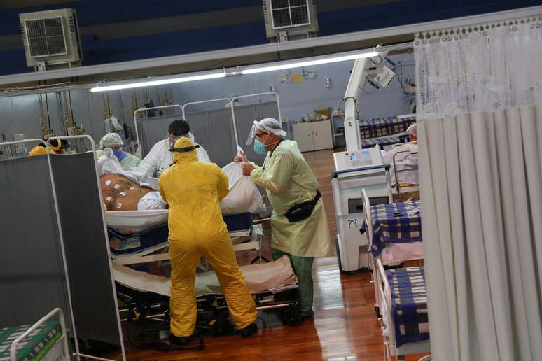 Paciente com coronavírus é tratado em hospital de Santo André (SP)
06/05/2020
REUTERS/Amanda Perobelli