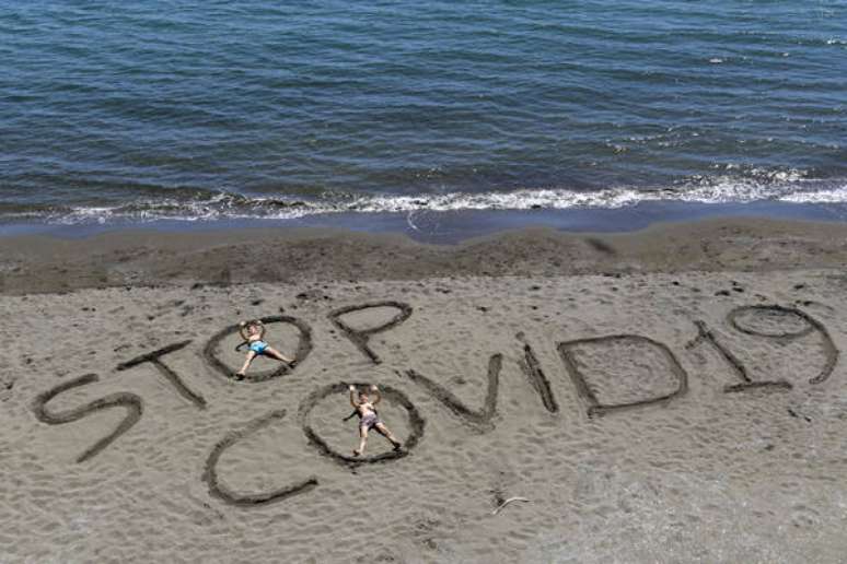 Escrita 'Stop Covid-19' em praia em Nápoles, sul da Itália