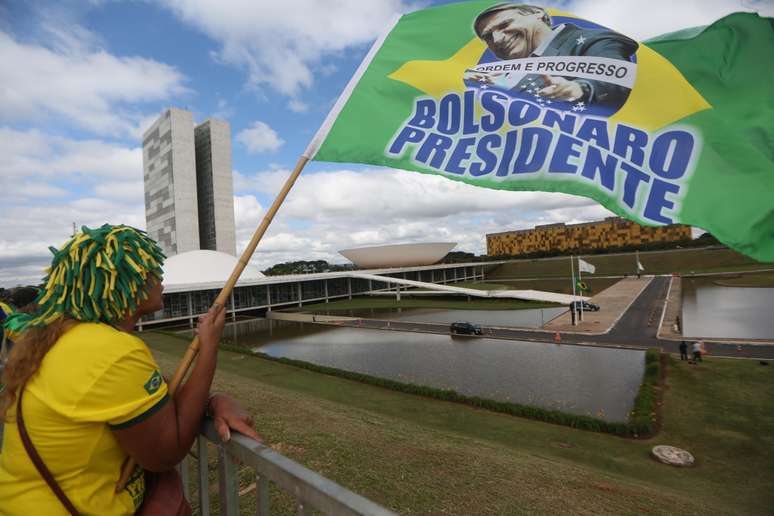 Um grupo de manifestantes pró-Bolsonaro grita pelo fechamento dos poderes executivo e legislativo durante ato em Brasília 