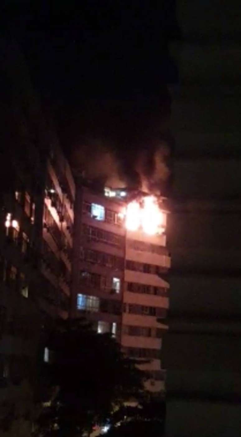 As chamas atingiram o imóvel localizado em Copacabana, na madrugada deste domingo, 10