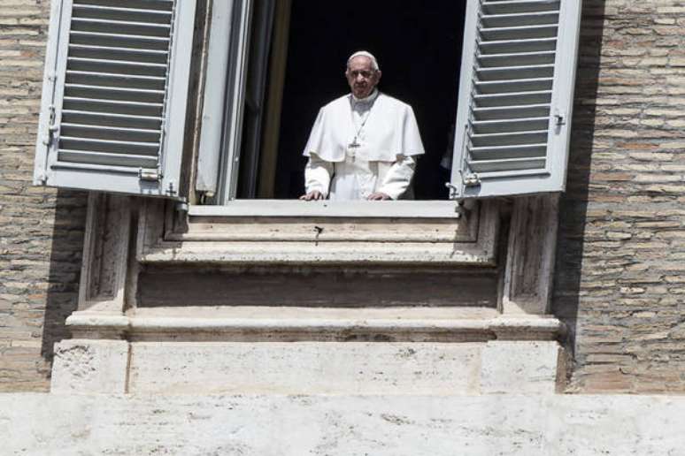 Papa Francisco abençoa Praça São Pedro vazia