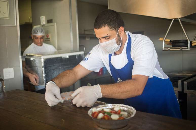 O restaurante Mocotó, do chef Rodrigo Oliveira, passou a distribuir refeições gratuitas aos &#034;vizinhos da quebrada&#034; em situação de vulnerabilidade na zona norte de São Paulo 