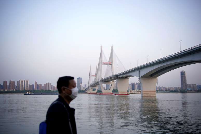 Homem usando m&aacute;scara de prote&ccedil;&atilde;o em Wuhan, na China
15/04/2020 REUTERS/Aly Song