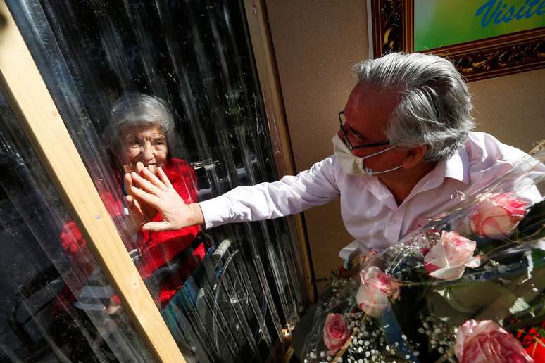 Chileno Roberto Ruiz visita a mãe, Elena Filippi, de 80 ano, em asilo onda ela mora, no Dia das Mães, em Viña del Mar, no Chile, durante a pandemia de coronavírus
10/05/2020
REUTERS/Rodrigo Garrido