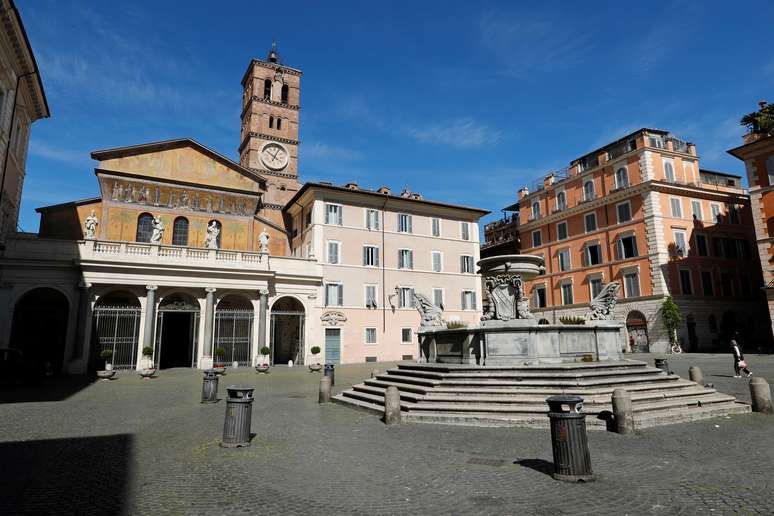 Vista da basílica e Santa Maria em Trastevere, em Roma
08/05/2020 REUTERS/Remo Casilli