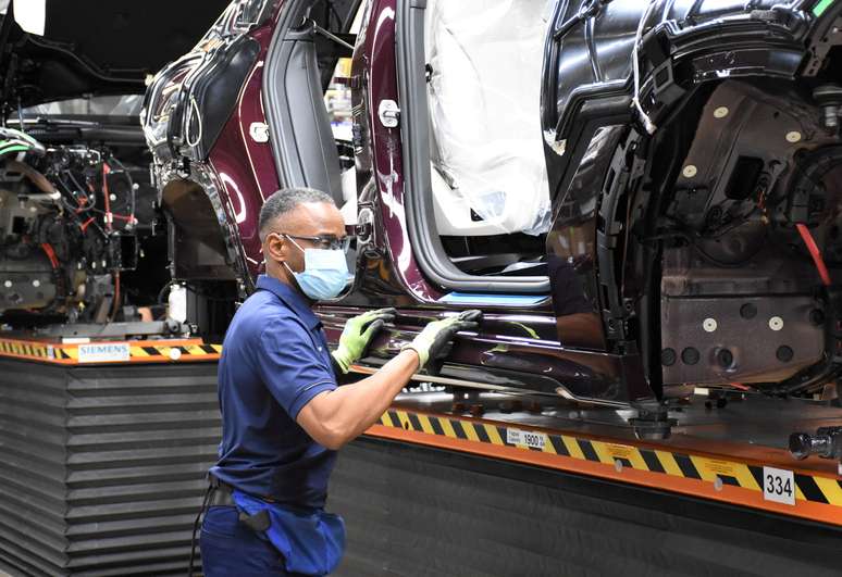 Funcionário da BMW retomar produção com cerca de 50% da capacidade em Spartanburg, Carolina do Sul
 4/5/2020 BMW/Handout via REUTERS