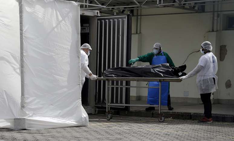 Funcionários de hospital no Rio de Janeiro (RJ) transportam corpo para câmara frigorífica 
08/05/2020
REUTERS/Ricardo Moraes