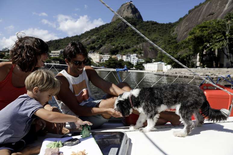 Constanza Coll e a família em um veleiro onde moram, no Rio de Janeiro
09/05/2020
REUTERS/Ricardo Moraes