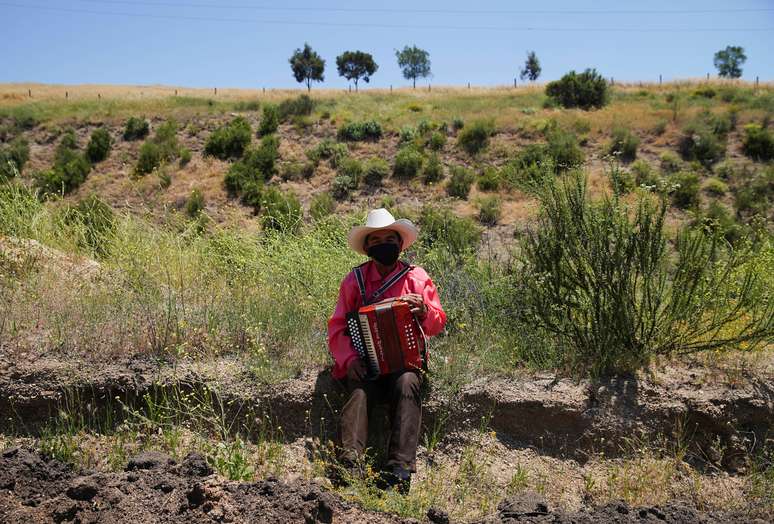 M&uacute;sico em cemit&eacute;rio de Tijuana, no M&eacute;xico
07/05/2020
REUTERS/Ariana Drehsler