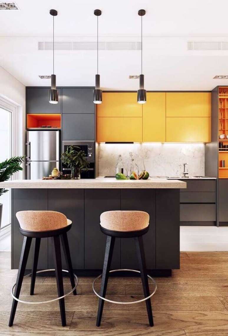 14. Decoração com armários cinza e amarelos para cozinha completa com ilha moderna – Foto: Pinterest