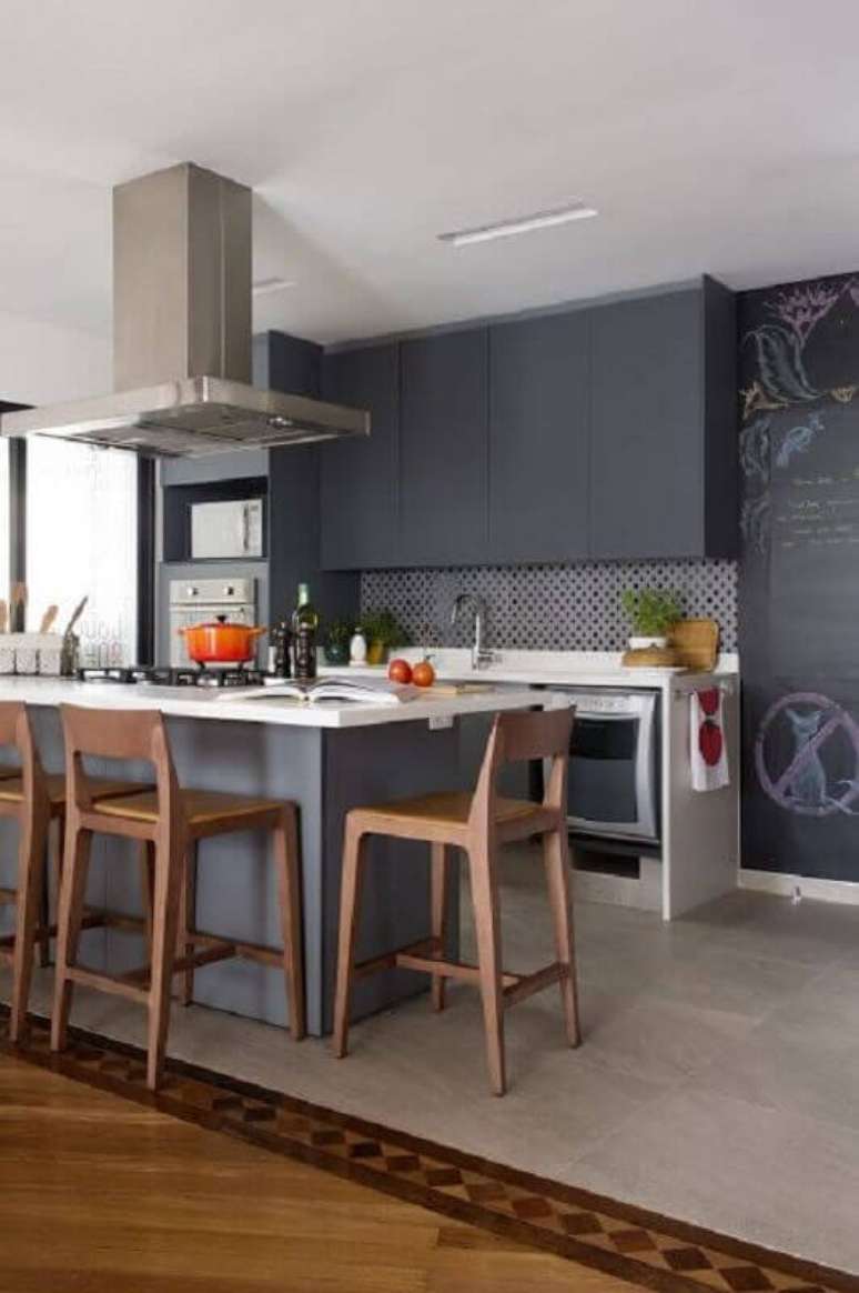 15. Decoração moderna para cozinha completa planejada com ilha e armários cinza – Foto: Jeito de Casa