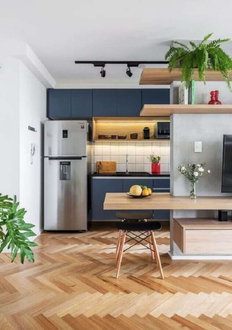 17. Bancada de madeira para cozinha americana completa decorada com armários planejados azuis – Foto: Casa Vogue