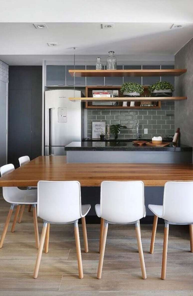 27. Bancada de madeira integrada a ilha de cozinha completa decorada com armários cinza planejados – Foto: Home Fashion Trend