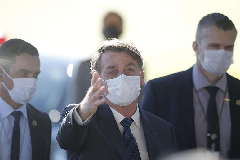 Presidente Jair Bolsonaro usa máscara de proteção facial ao caminhar na portaria principal do Palácio da Alvorada, em Brasília