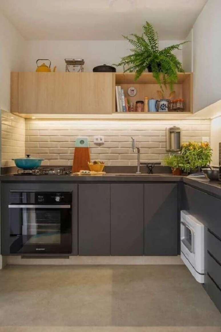 29. Cozinha compacta completa decorada com armário aéreo em madeira – Foto: Manual da Obra