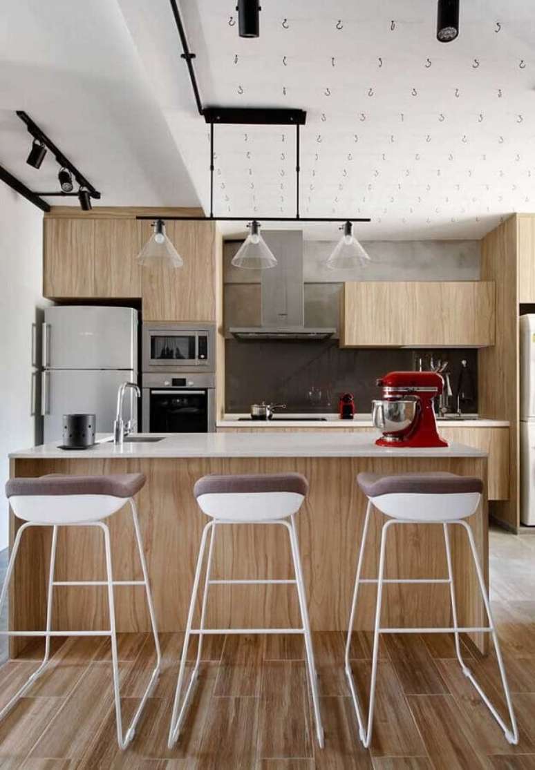 30. Cozinha completa americana decorada com armários de madeira planejada – Foto: Dcore Você