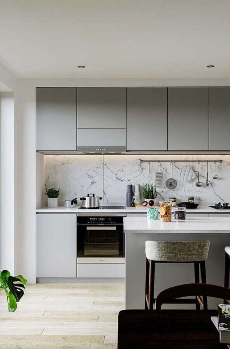 36. Revestimento de mármore para decoração de cozinha completa cinza com ilha – Foto: Pinterest