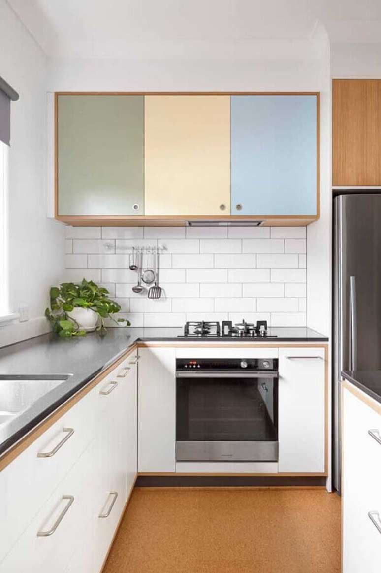 41. Decoração para cozinha completa com armários com portas coloridas – Foto: Pinterest