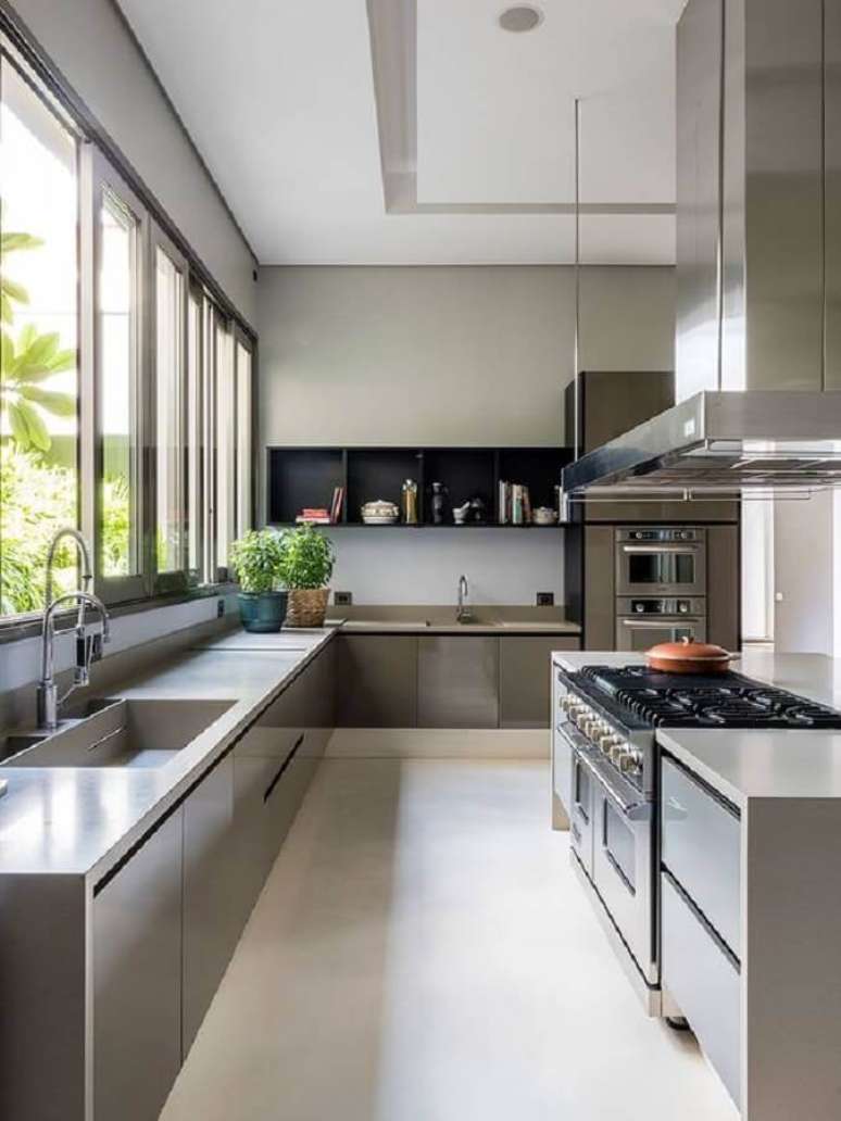 44. Modelo de cozinha completa moderna bem ampla com armários planejados cinza – Foto: Casa de Valentina