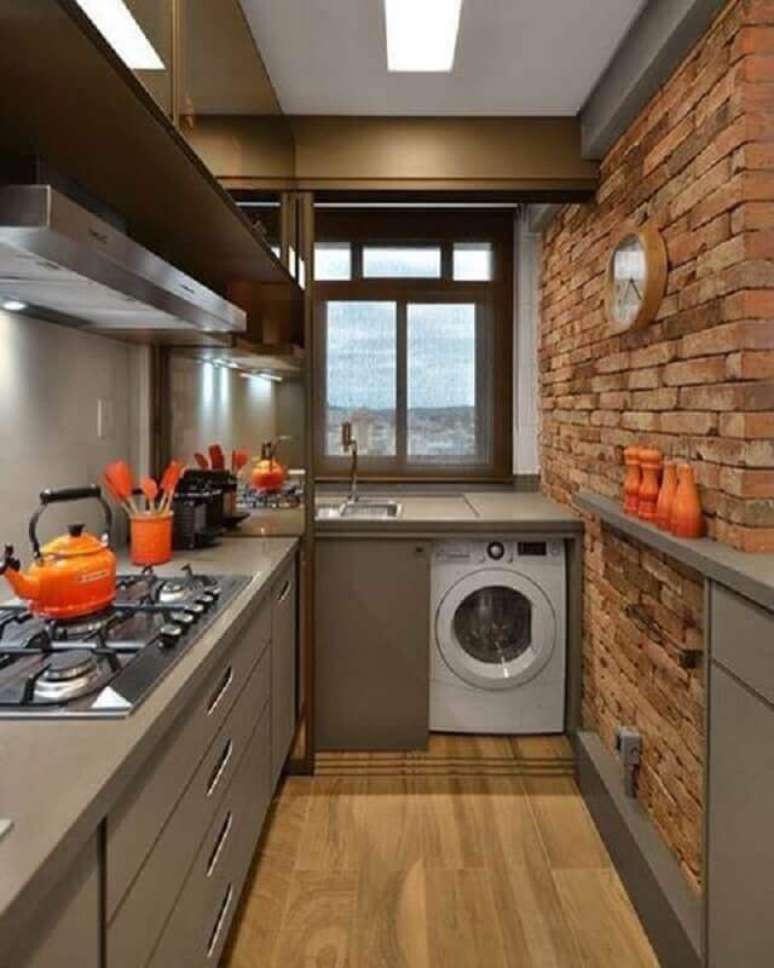 46. Parede de tijolinho a vista para decoração de cozinha completa pequena com armários planejados – Foto: Conexão Décor