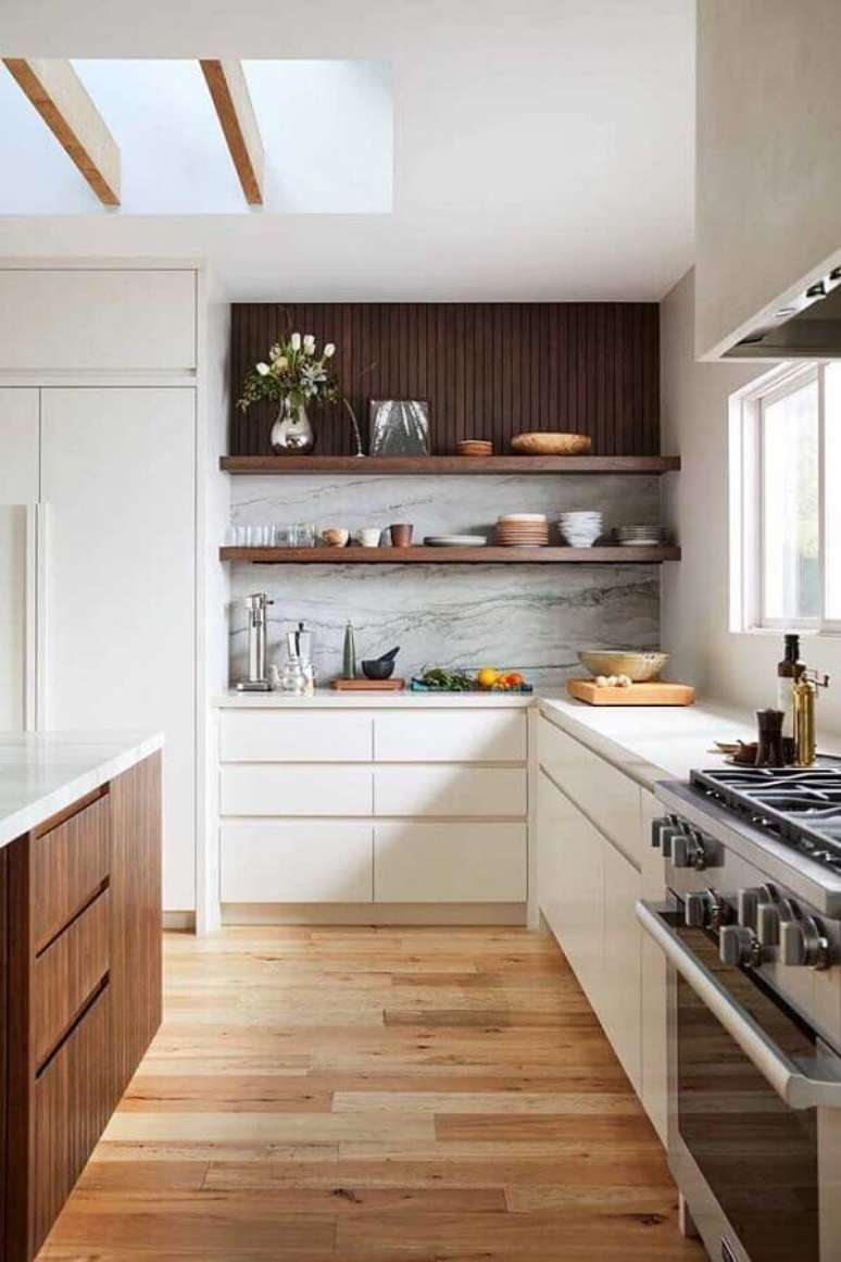 48. Cozinha completa planejada com armários brancos e prateleiras de madeira – Foto: Pinterest