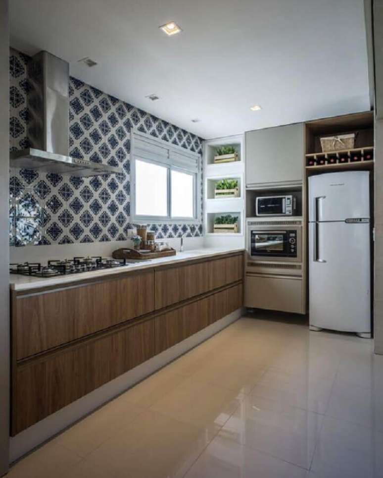 53. Cozinha planejada completa decorada com cooktop instalado em bancada – Foto: Pinterest