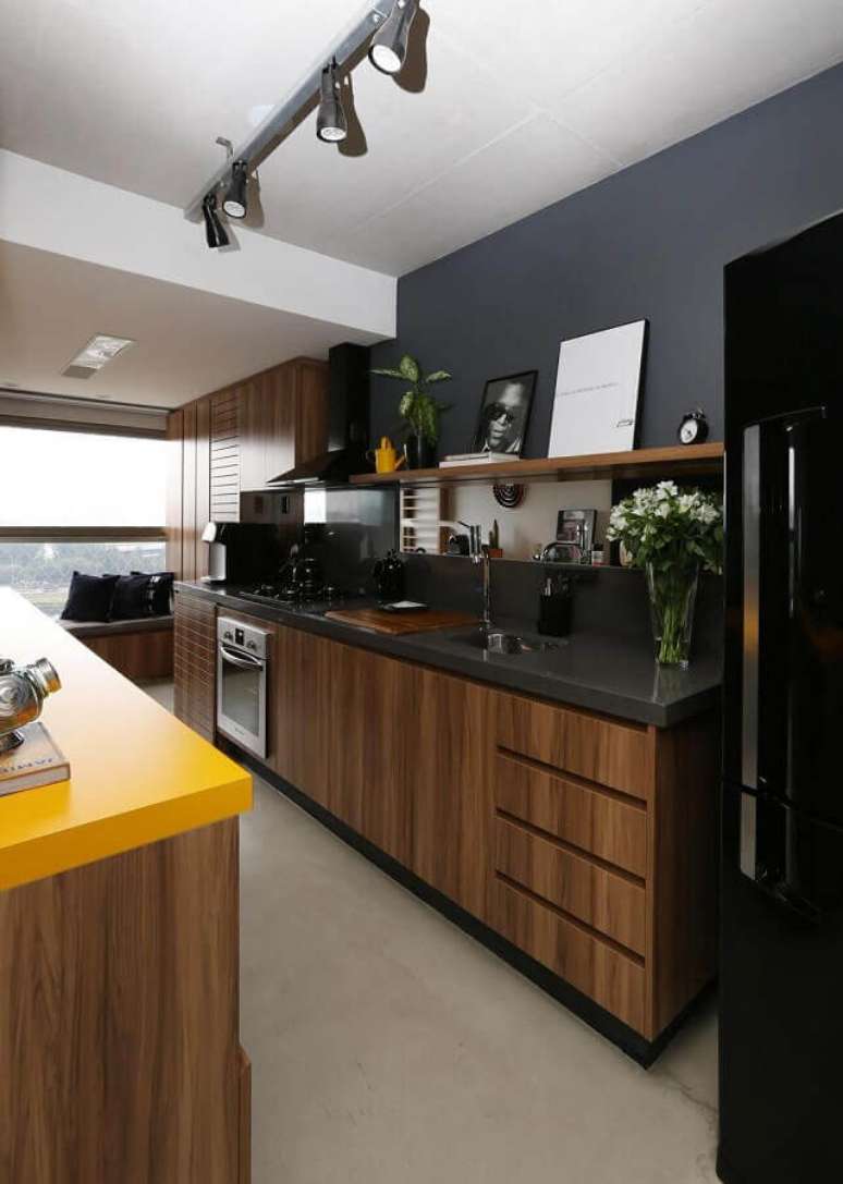 56. Cozinha completa preta decorada com armários planejados em madeira – Foto: SP Estúdio