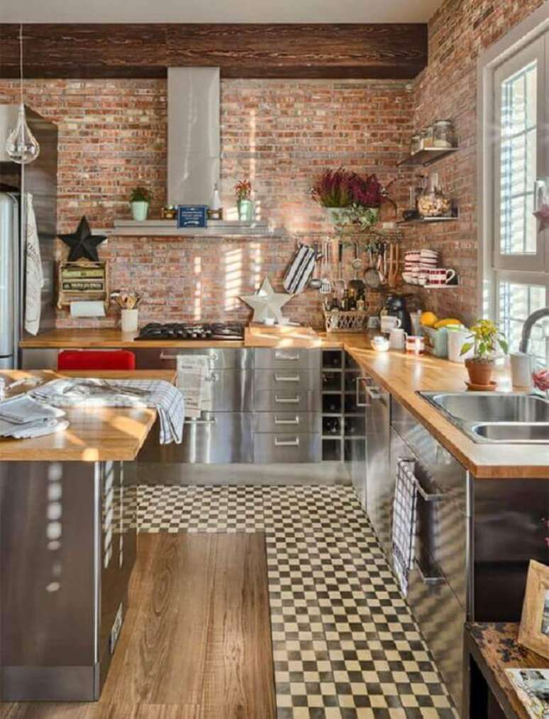 58. Cozinha completa r&uacute;stica decorada com parede de tijolinho &agrave; vista e arm&aacute;rios inox &ndash; Foto: limaonagua