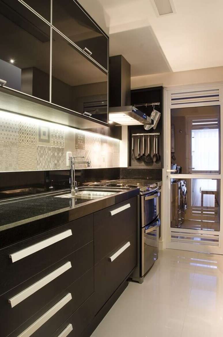 63. Modelo de cozinha completa compacta com armários planejados – Foto: Pinterest