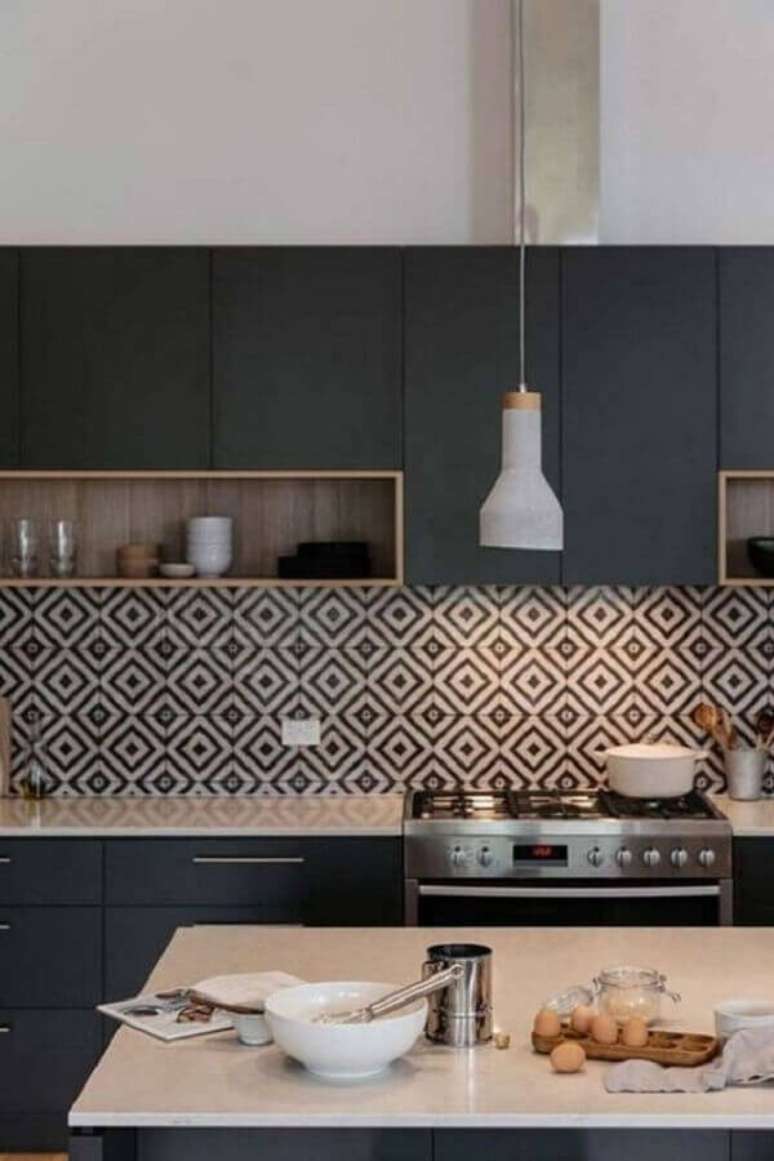 64. Revestimento diferente para decora&ccedil;&atilde;o de cozinha preta compacta &ndash; Foto: Pinterest