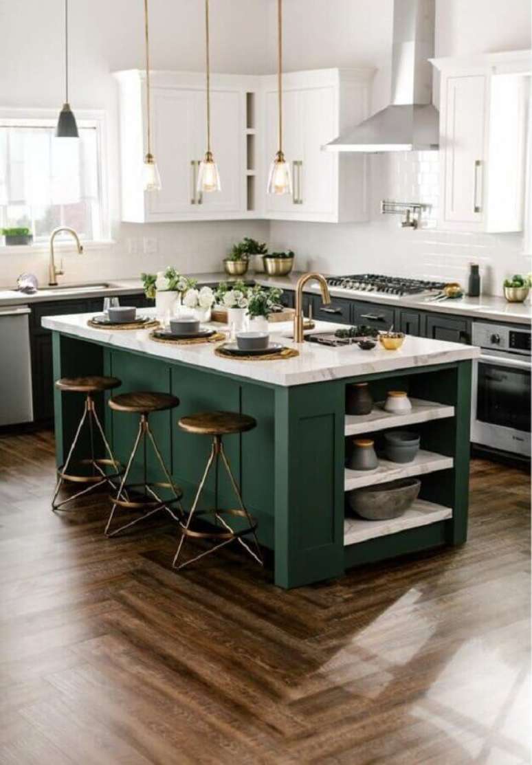 65. Decora&ccedil;&atilde;o com estilo cl&aacute;ssico para cozinha completa com ilha verde &ndash; Foto: Pinterest