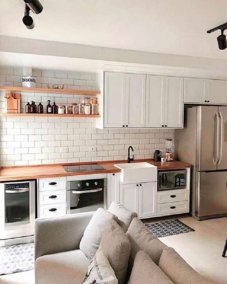 66. Decoração clássica para cozinha completa branca com bancada de madeira – Foto: Etsy