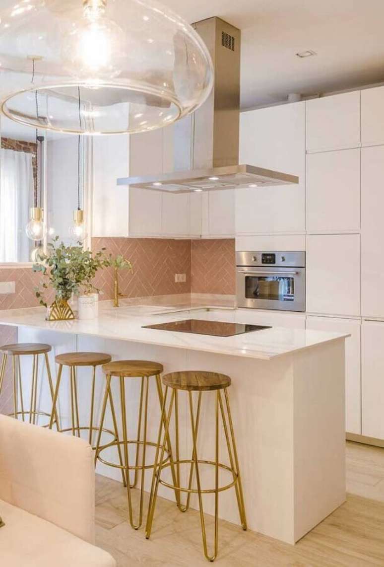 67. Decora&ccedil;&atilde;o clean para cozinha completa branca com cooktop instalado em bancada &ndash; Foto: Architecture Art Designs