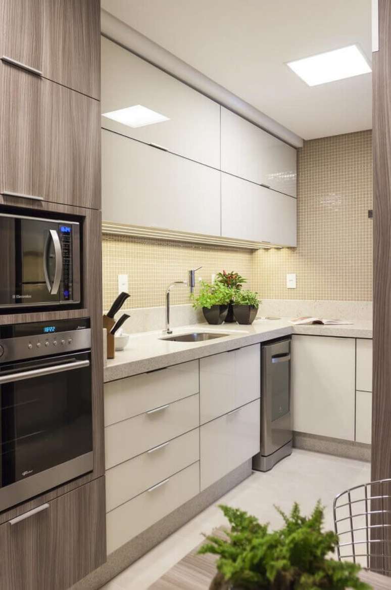 69. Cozinha compacta completa decorada com armários planejados – Foto: Pinterest