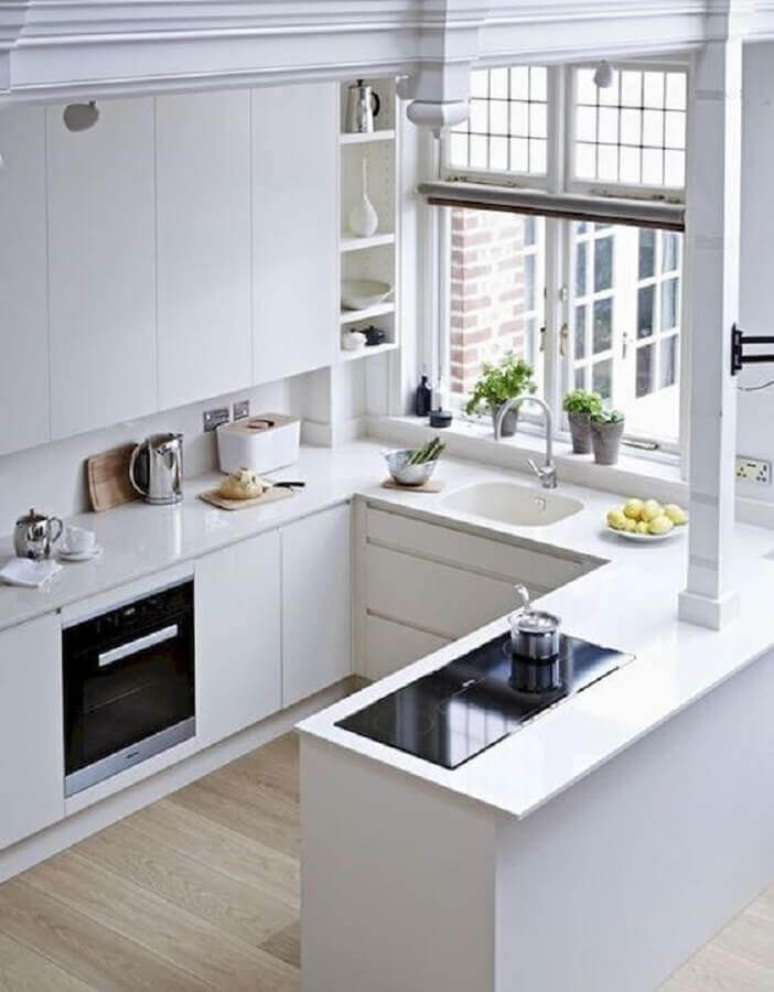 70. Decoração clean para cozinha completa em U toda planejada com armários brancos – Foto: Casa & Festa Decoração