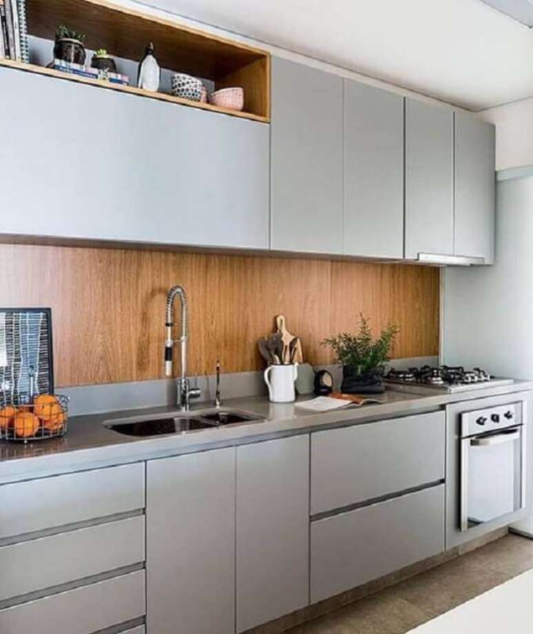 73. Decoração de cozinha completa com armários cinza e revestimento em madeira – Foto: Pinterest