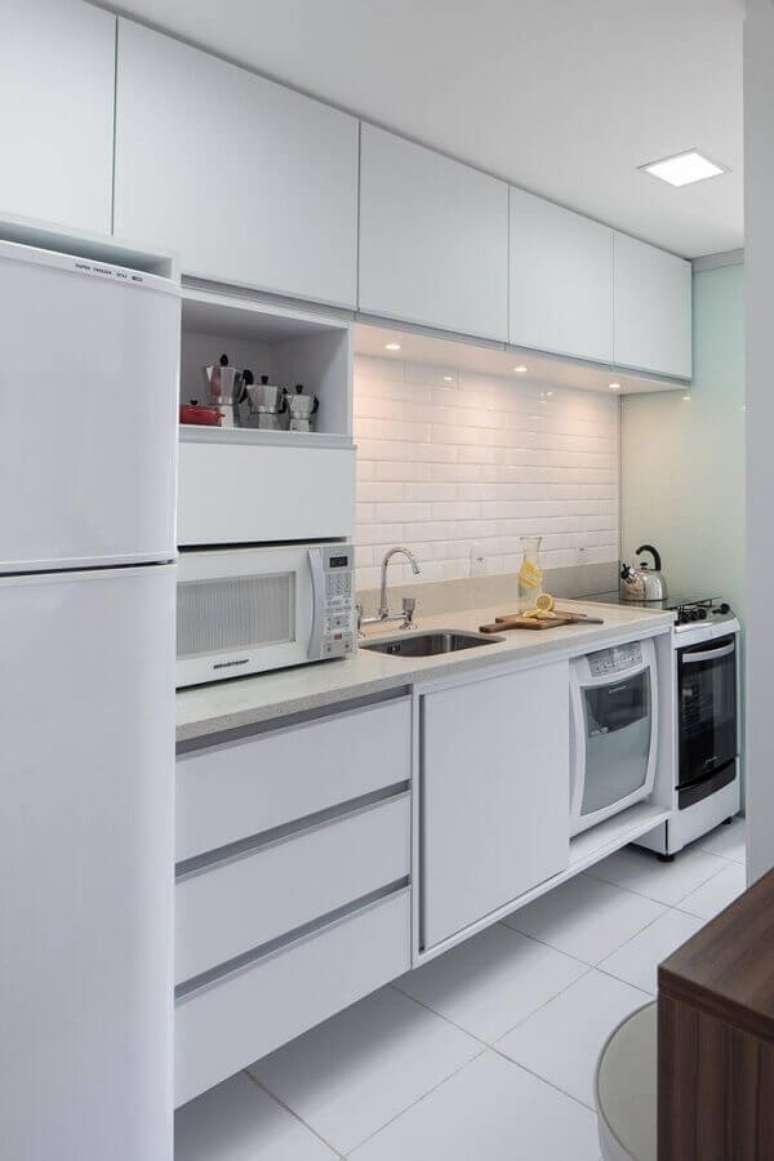 77. Cores claras são as melhores opções para a decoração de cozinha compacta completa – Foto: Archilovers