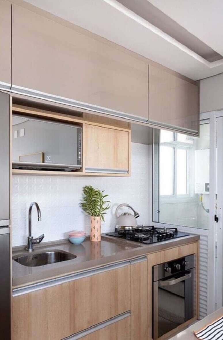 79. Cozinha compacta completa decorada em cores neutras – Foto: Manual da Obra