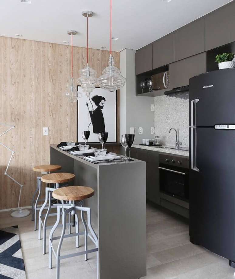 81. Decoração moderna de cozinha compacta completa cinza com pendentes de vidro – Foto: Architecture Art Designs