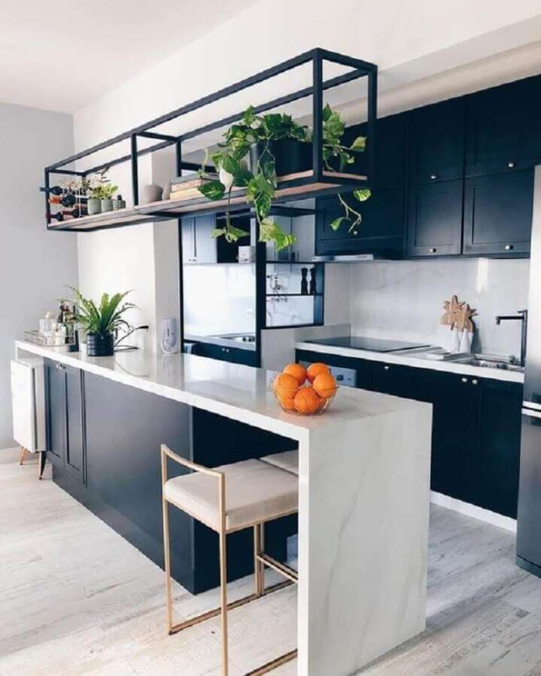 88. Decoração moderna para cozinha completa preta e branca com prateleira suspensa – Foto: Casa Vogue
