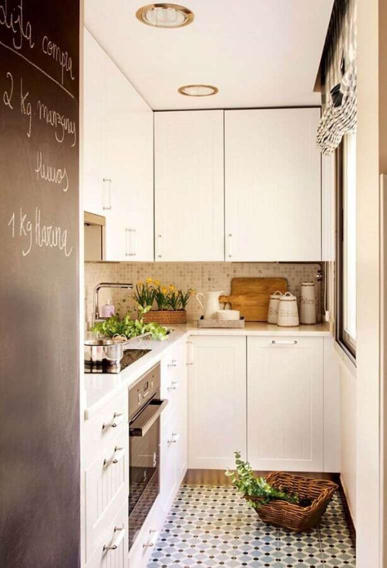 89. Cozinha compacta completa decorada com armários branco planejados em formato de L – Foto: Pinterest