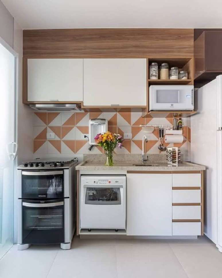 6. Cores claras são as melhores escolhas para a decoração da cozinha compacta completa – Foto: Pinterest