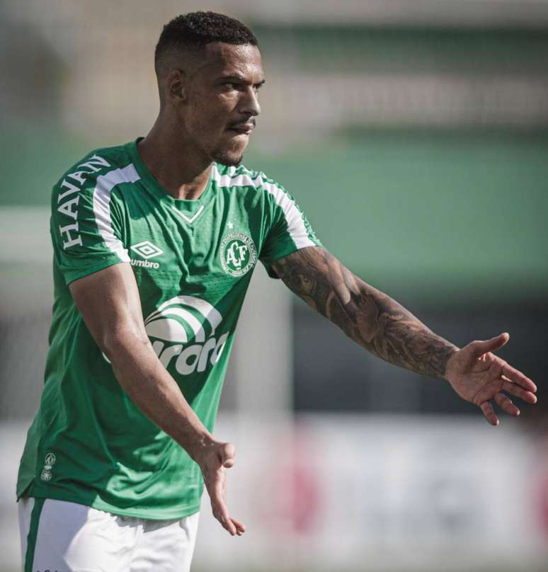 Hiago avalia início de temporada da Chape (Foto: Divulgação/Matheus Sebenello)