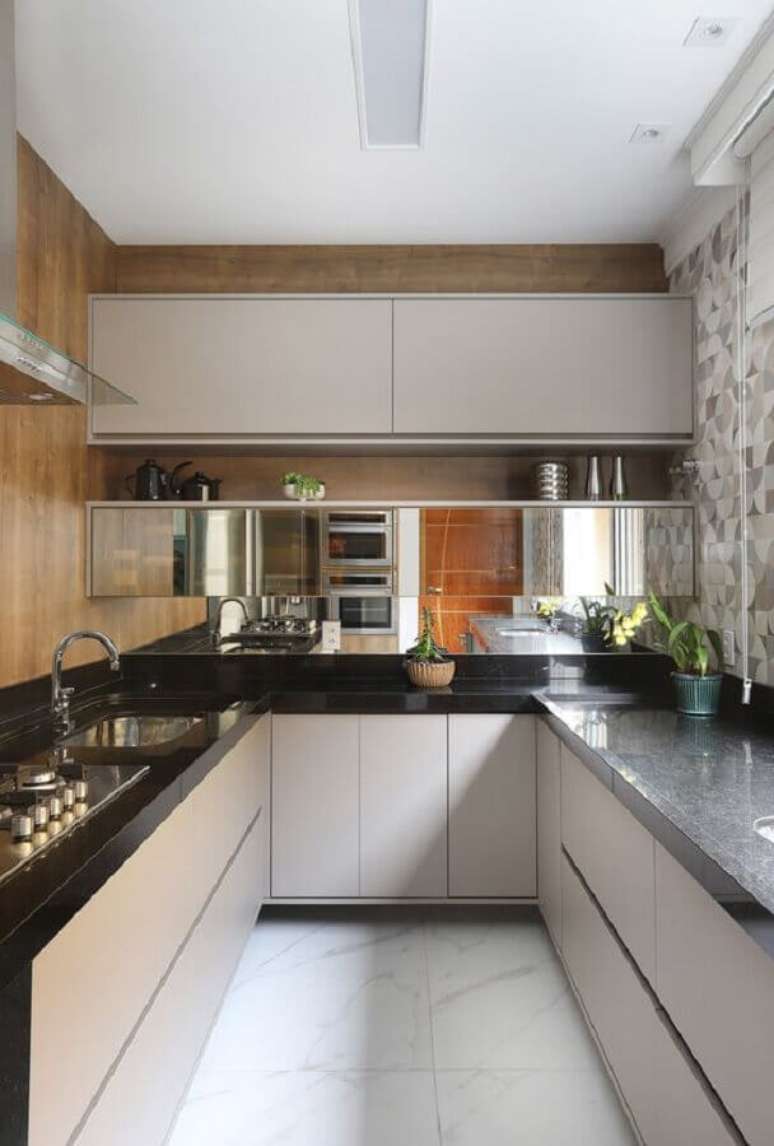 99. Modelo de cozinha completa em U com bancada de madeira &ndash; Foto: Casa de Valentina