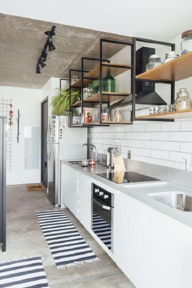 100. Nichos com estrutura de ferro e prateleiras de madeira para decoração de cozinha completa – Foto: Casa Vogue