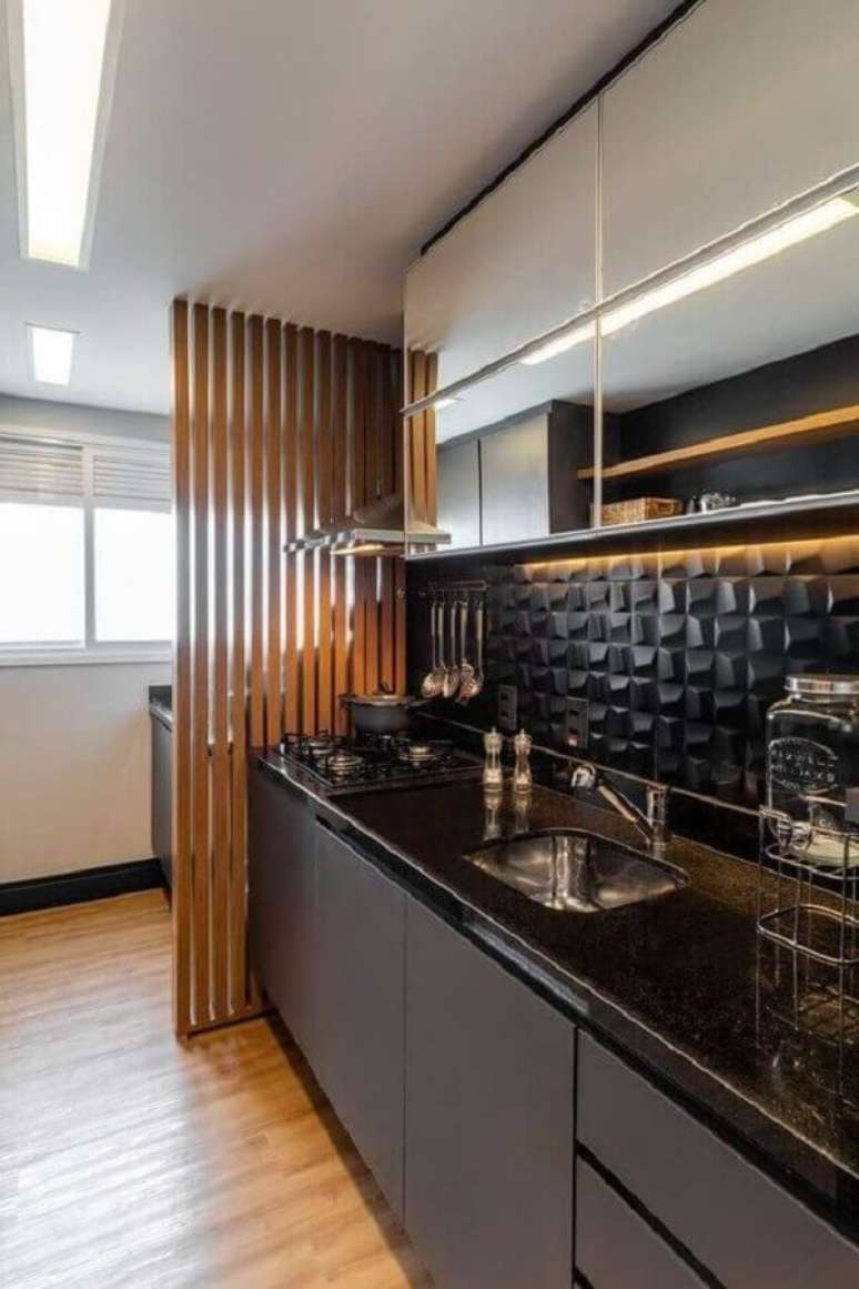 103. Revestimento 3D para decoração de cozinha completa preta moderna – Foto: Pinterest
