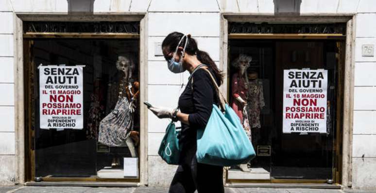 Cartazes em Roma pedem ajuda do governo para garantir segurança na reabertura do comércio, prevista para 18 de maio