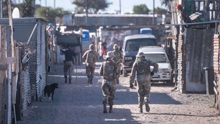 A África do Sul implementou medidas de contenção, consideradas por muitos como as mais rigorosas do mundo, em meados de março