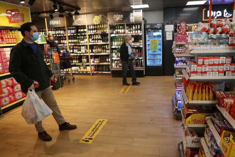 Clientes em supermercado de Madri
25/04/2020 REUTERS/Susana Vera